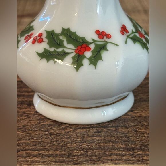 CHRISTMAS HOLLY BUD VASE Fine Porcelain Japan Holly Berries Holiday 6.25” - Picture 7 of 9